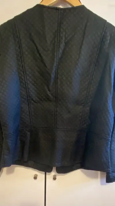 Chaqueta negra acolchada - miniatura 4