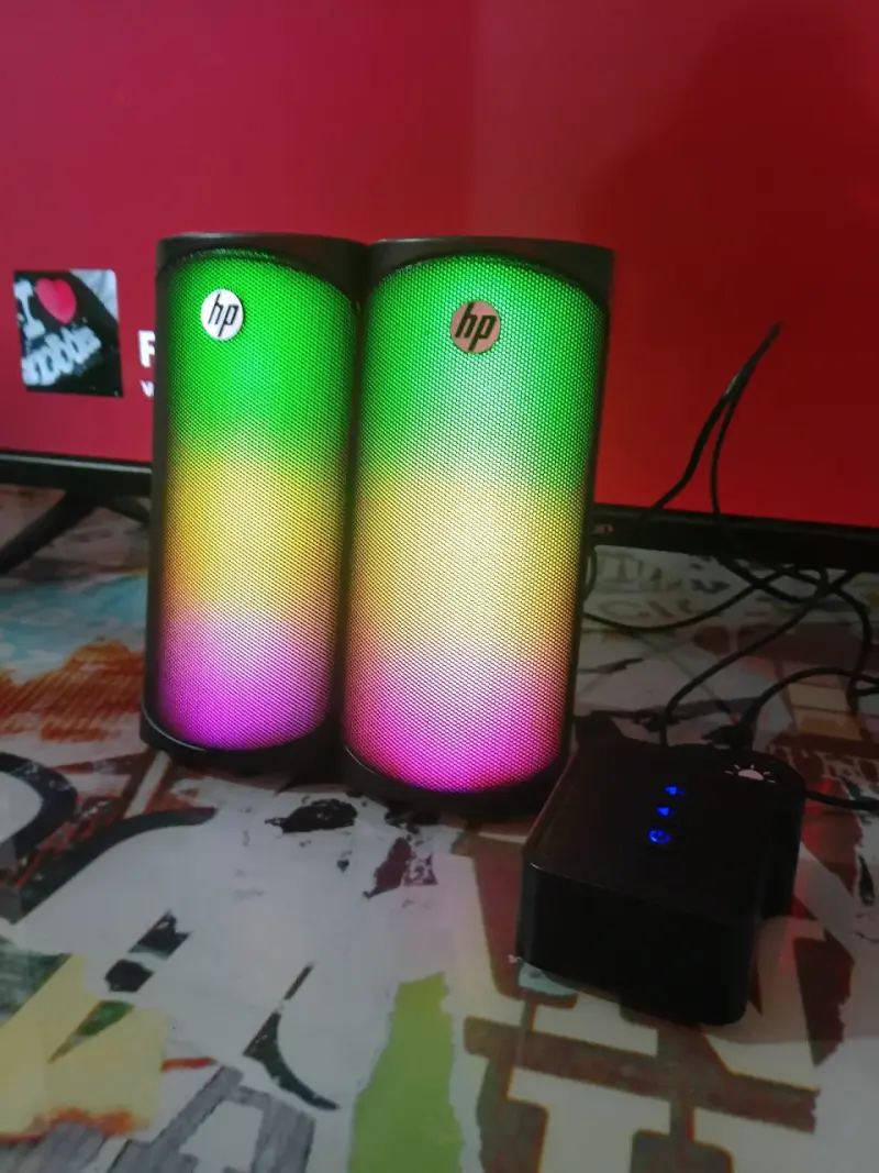 Parlantes HP con luces LED - 1