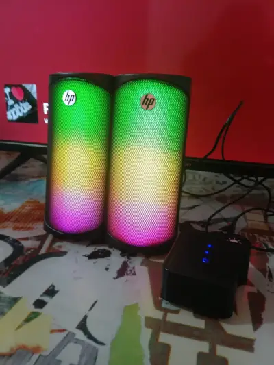 Parlantes HP con luces LED - miniatura 1