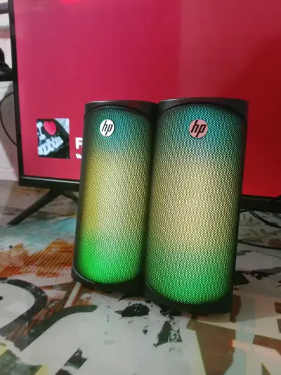 Parlantes HP con luces LED - miniatura 2