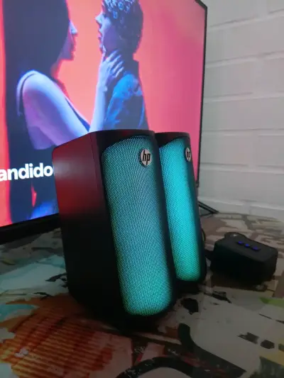 Parlantes HP con luces LED - miniatura 3