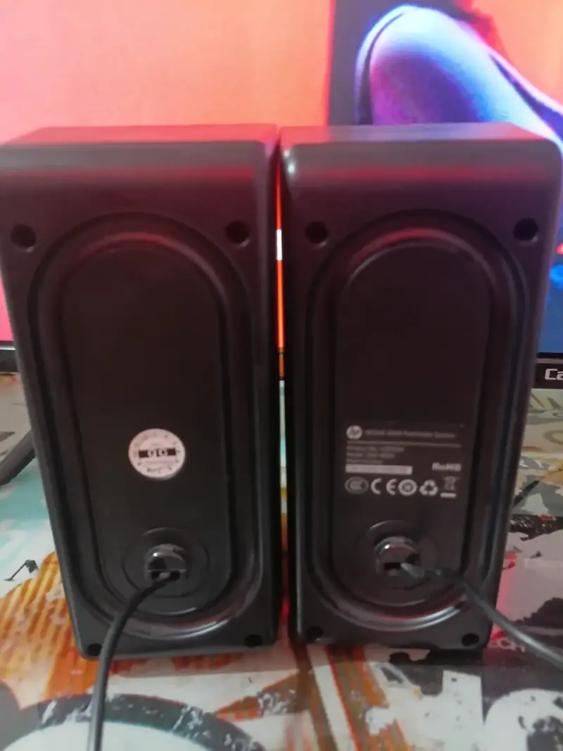 Parlantes HP con luces LED - 4