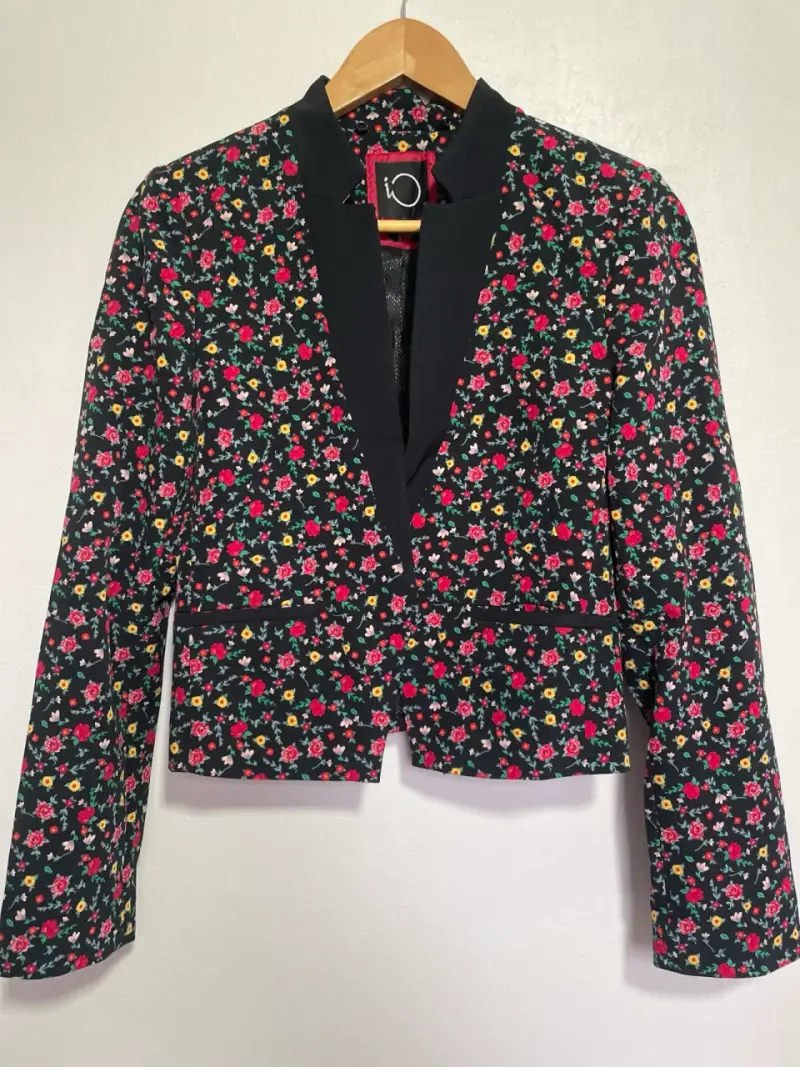 Blazer floral negro con colores vivos