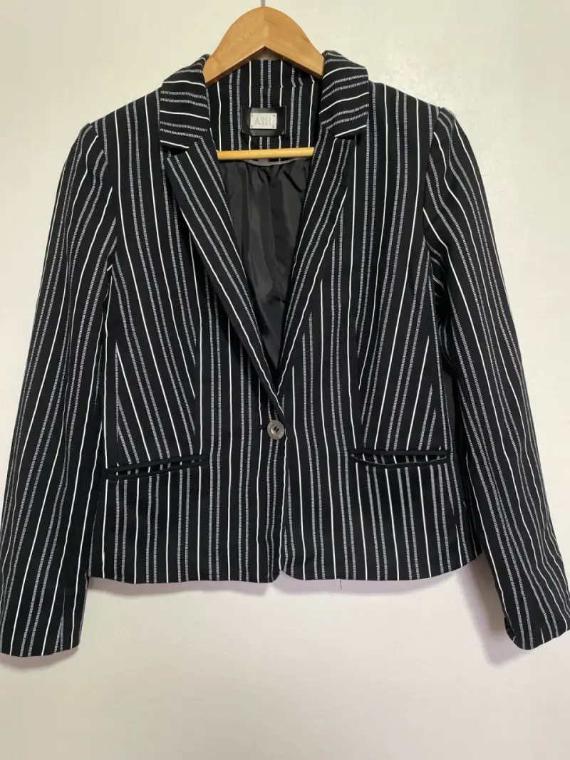 Blazer negro con rayas blancas