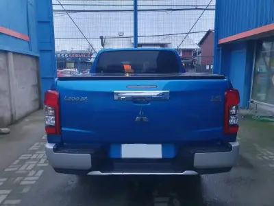 Pick-up Mitsubishi L200 azul - miniatura 1