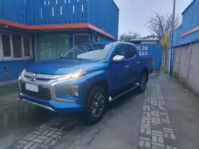 Pick-up Mitsubishi L200 azul - miniatura 2