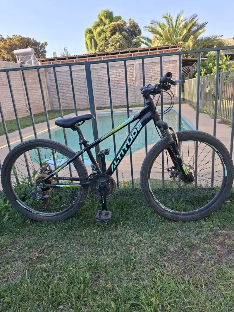 Bicicleta de montaña negra