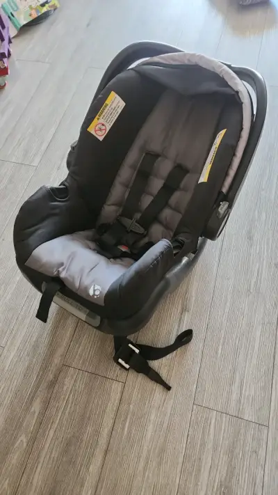 Silla de auto para bebé gris - miniatura 1