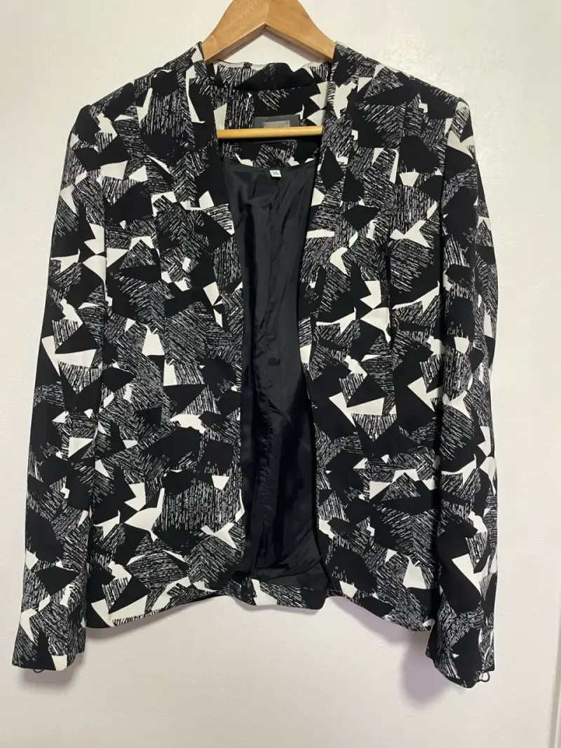 Blazer negro con estampado geométrico