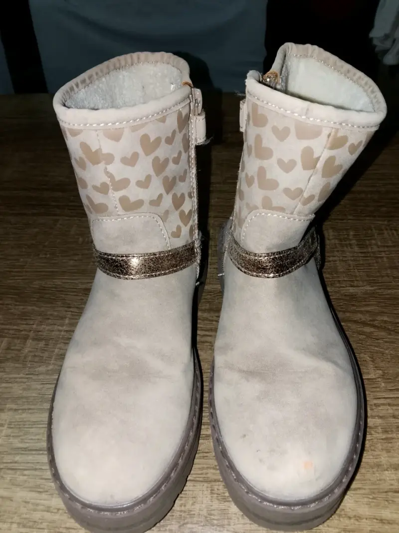 Botas beige con corazones - 1