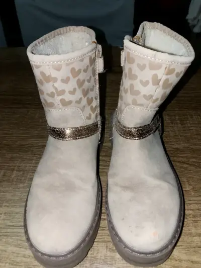 Botas beige con corazones - miniatura 1