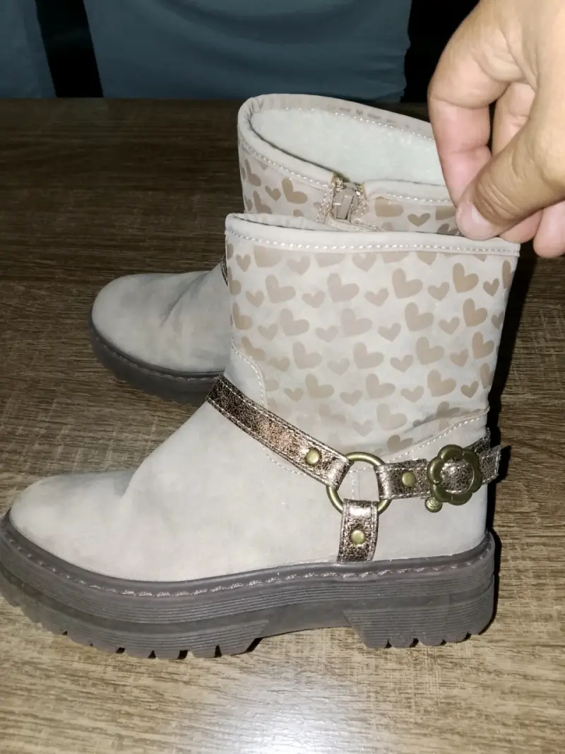 Botas beige con corazones - 3