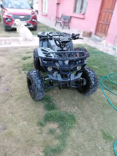 Cuatrimoto deportiva negra - miniatura 1