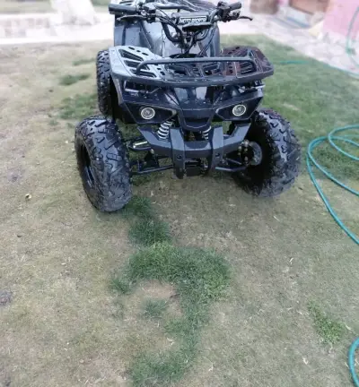 Cuatrimoto deportiva negra - miniatura 2