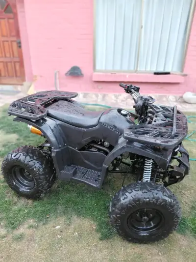 Cuatrimoto deportiva negra - miniatura 3