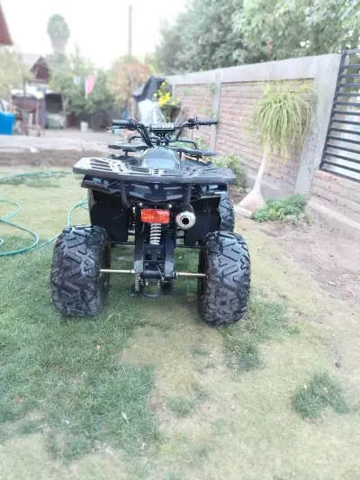 Cuatrimoto deportiva negra - miniatura 4