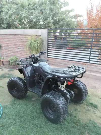 Cuatrimoto deportiva negra - miniatura 5