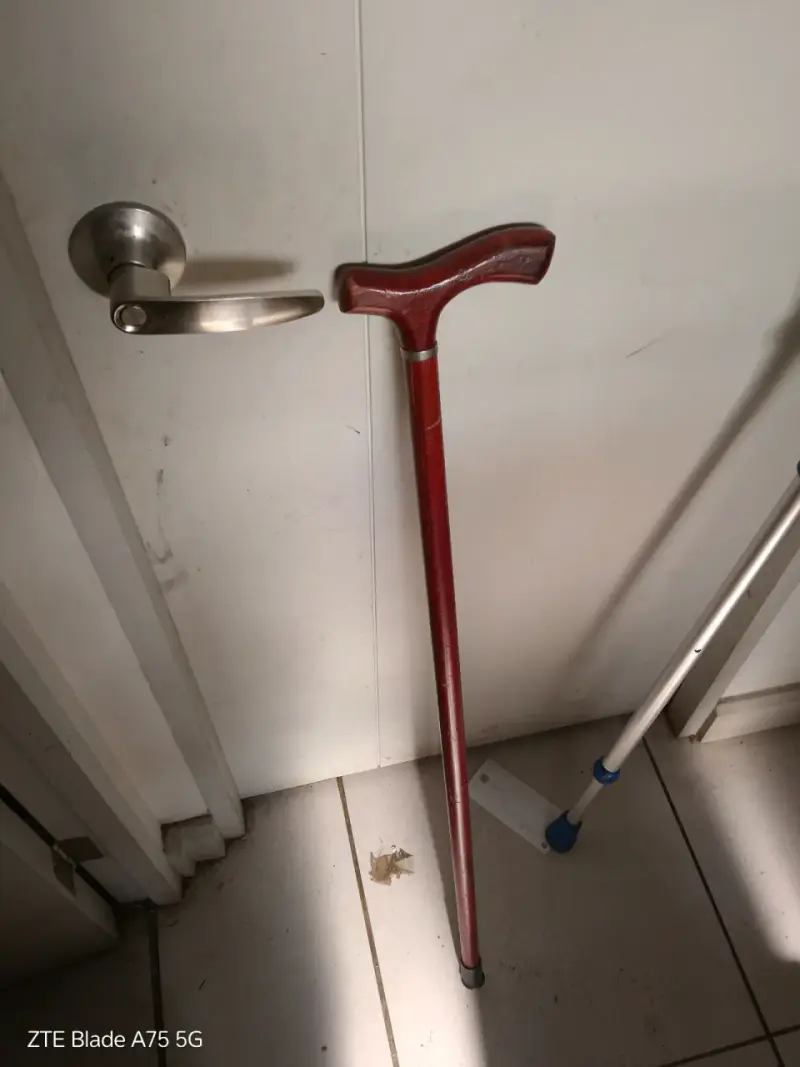 Bastón de madera rojo