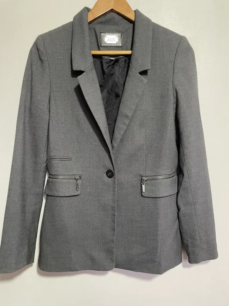 Blazer gris con bolsillos