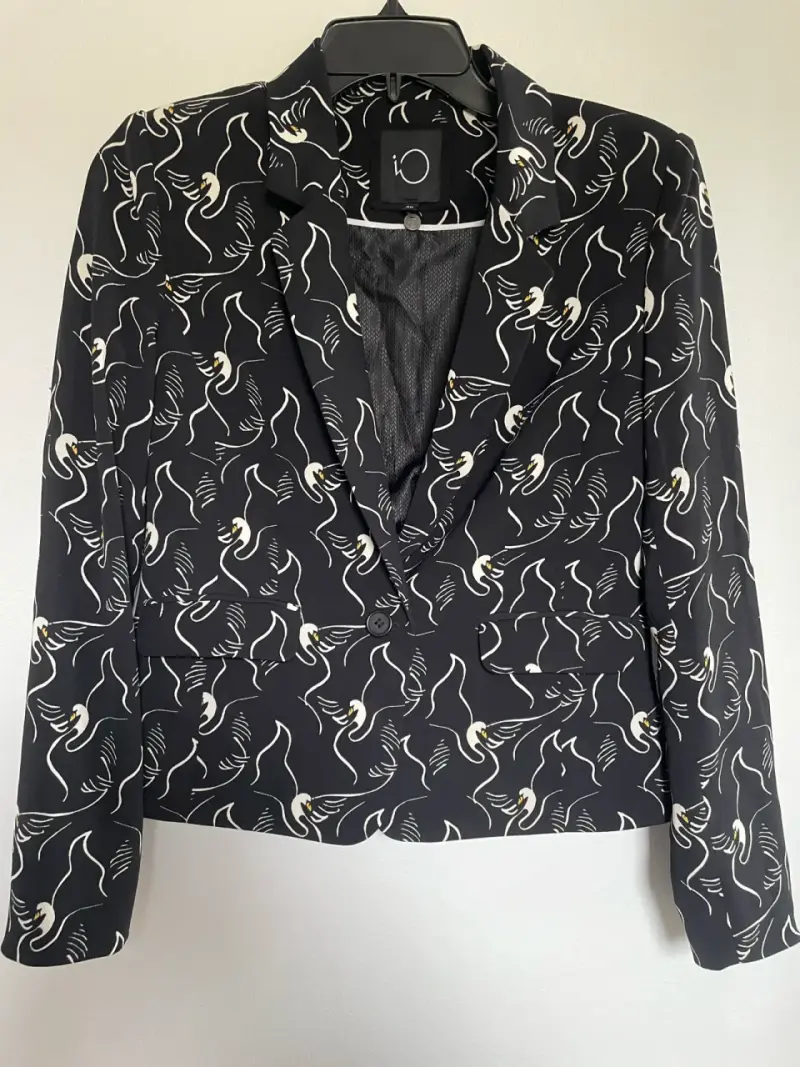 Blazer negro con estampado abstracto