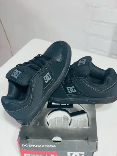 Zapatillas DC negras nuevas N39 - miniatura 1