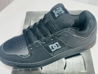 Zapatillas DC negras nuevas N39 - miniatura 3