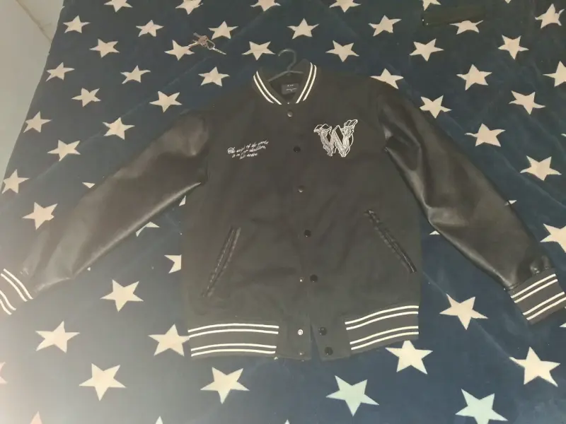 Chaqueta varsity negra estampada