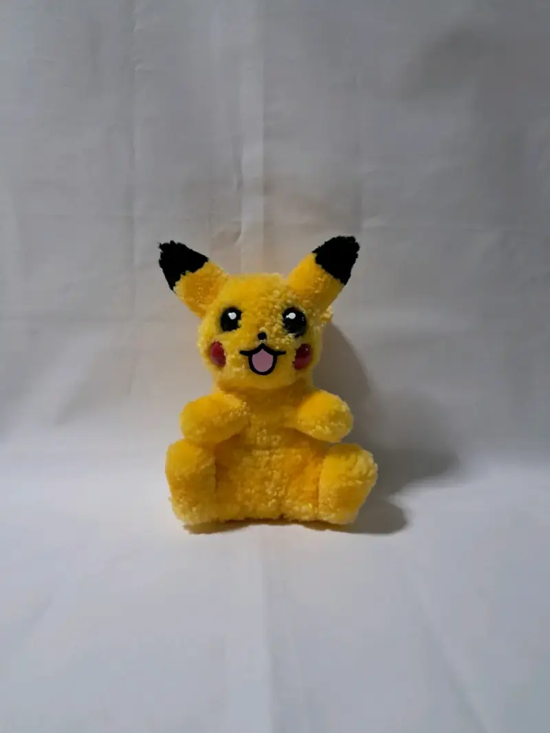 Pikachu hecho con pompones de lana - 1
