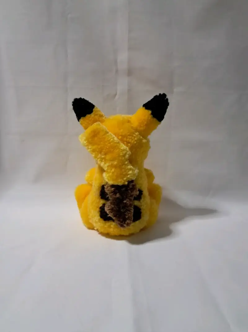Pikachu hecho con pompones de lana - 2