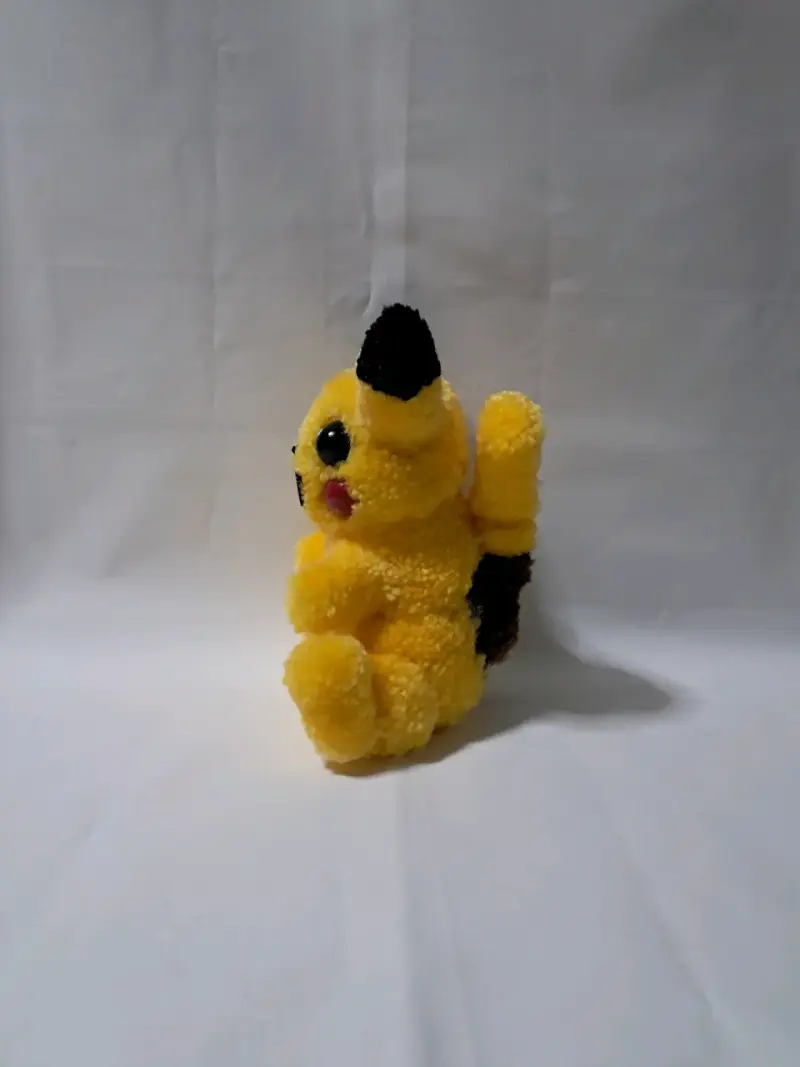 Pikachu hecho con pompones de lana - 3