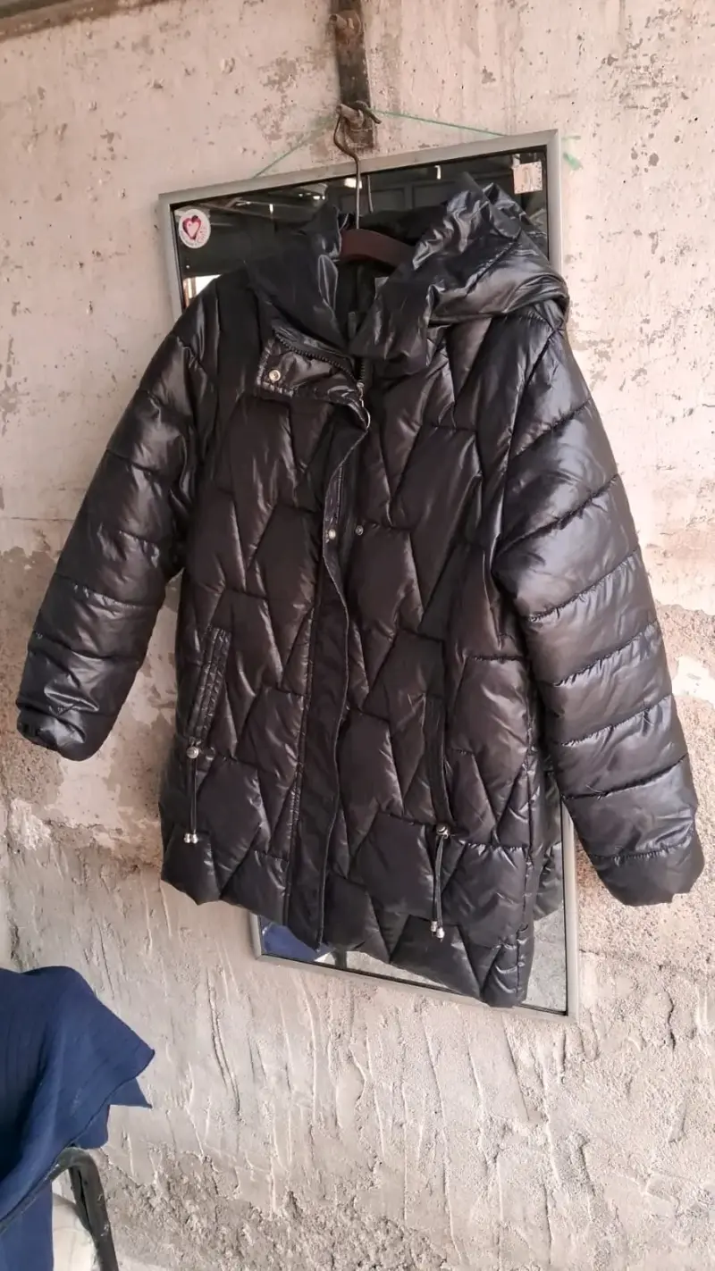 Chaqueta acolchada negra con capucha