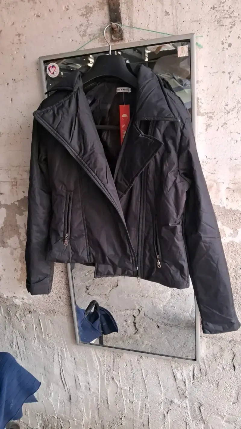 Chaqueta negra moderna