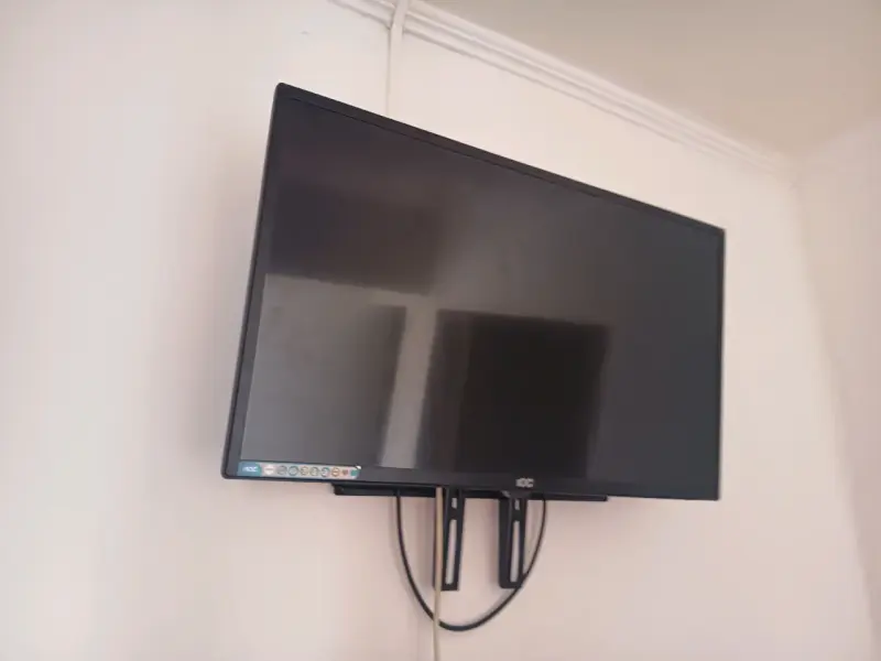Televisor AOC con soporte 32p - 1