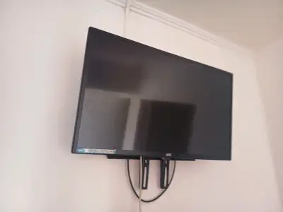 Televisor AOC con soporte 32p - miniatura 1