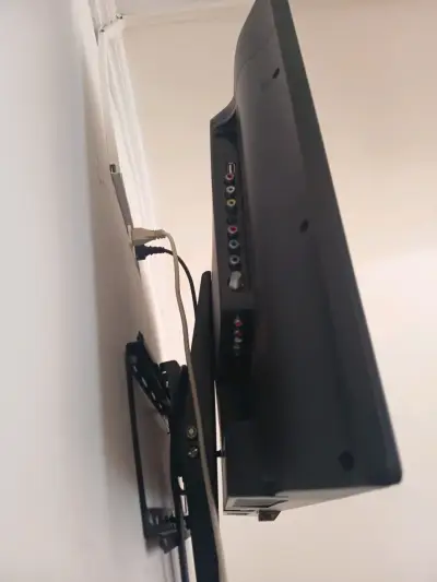Televisor AOC con soporte 32p - miniatura 2