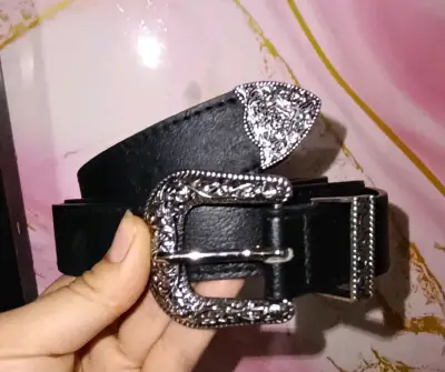 Cinturón negro con hebilla metálica - miniatura 1