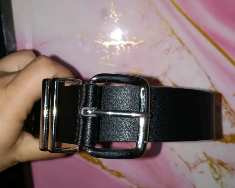Cinturón negro con hebilla metálica - 2