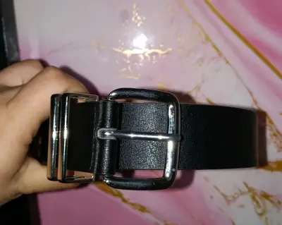 Cinturón negro con hebilla metálica - miniatura 2