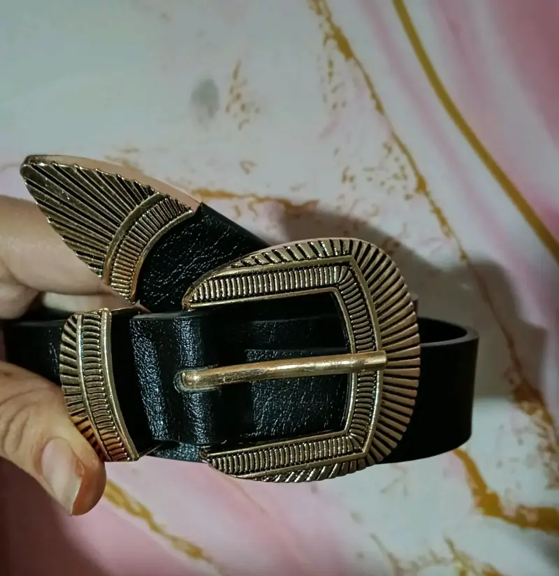 Cinturón negro con hebilla metálica - 5