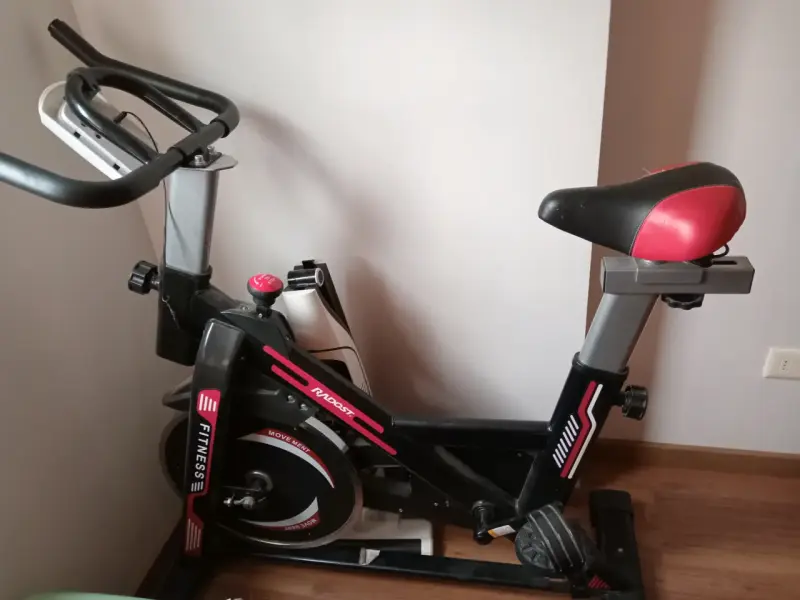 Bicicleta estática negra y roja - 2