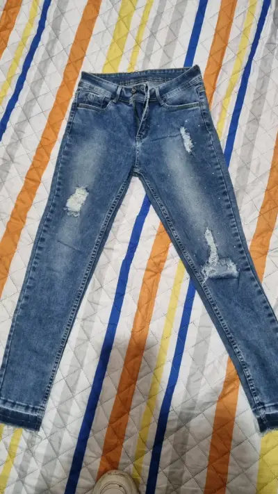 Jeans azul con desgastes - miniatura 1