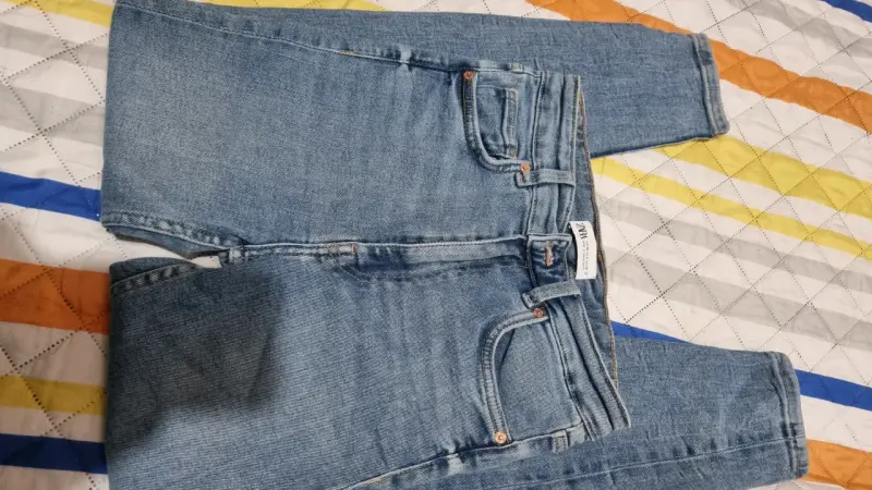 Jeans azul con desgastes - 2