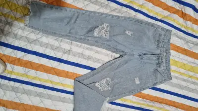 Jeans azul con desgastes - miniatura 5