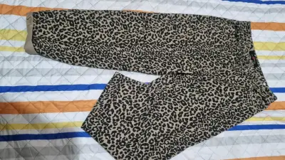 Jeans azul con desgastes - miniatura 6