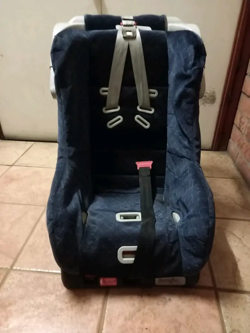 Silla de auto infantil azul - 2