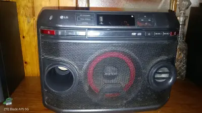 Parlante LG XBoom con efectos - miniatura 2