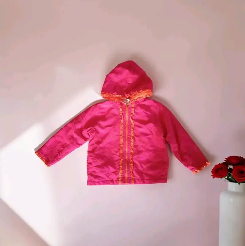 Chaqueta infantil rosa con capucha