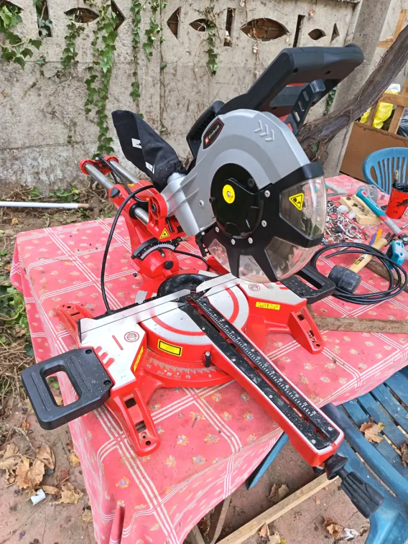 Sierra ingleteadora Einhell roja - 2