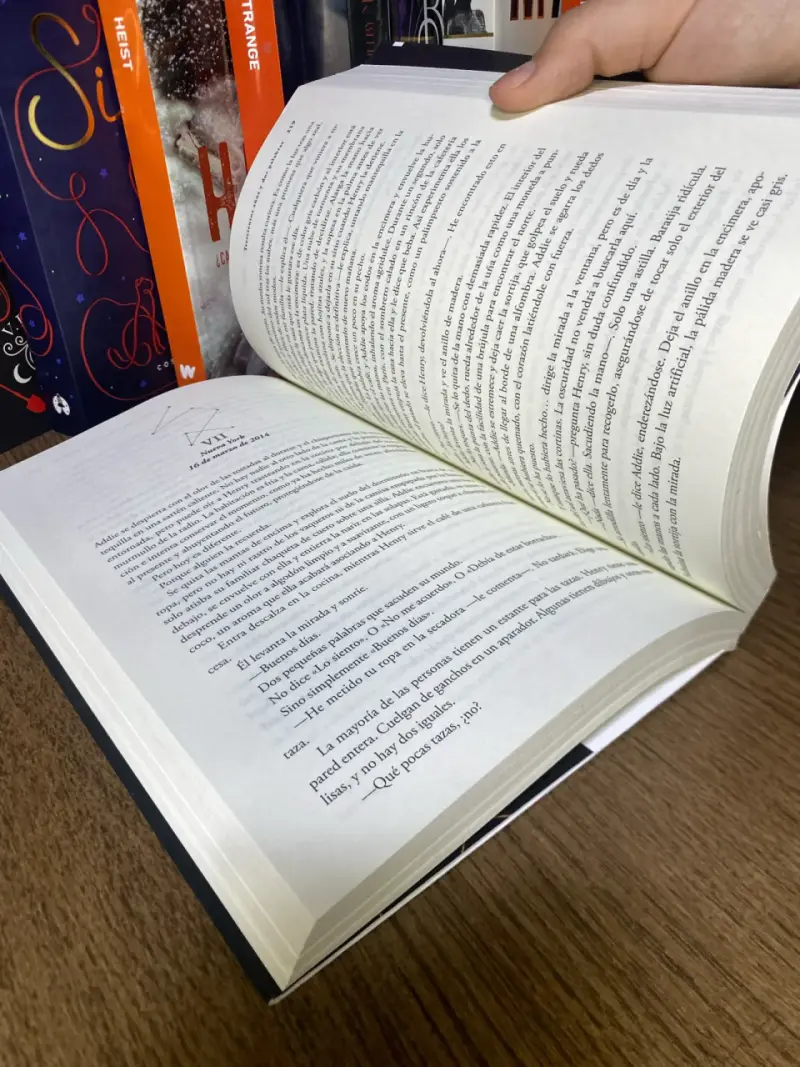 Libro La vida invisible de Addie LaRue - 4