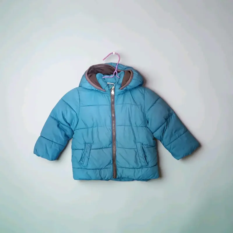 Chaqueta acolchada azul para niño